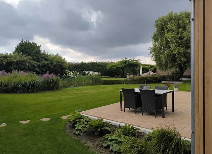 Modernes Badezimmer im Ferienhaus FL088 in Kraggenburg, Flevoland, mit luxurioeser Dusche und stilvoller Einrichtung fuer einen komfortablen Aufenthalt.