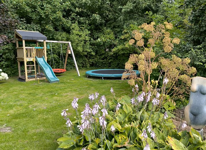 Stimmungsvolles Schlafzimmer im Ferienhaus FL088, Kraggenburg, Flevoland mit natuerlichem Licht und beruhigenden Dekorationen.
