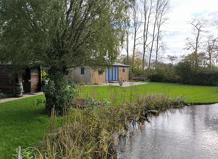 Stimmungsvolles Schlafzimmer im Ferienhaus FL088, Kraggenburg, Flevoland mit natuerlichem Licht und beruhigenden Dekorationen.
