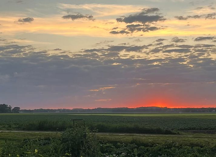 Geniessen Sie den Sonnenuntergang im Ferienhaus in Kraggenburg, einem charmanten Ferienhaus in Ost-Flevoland, Flevoland.