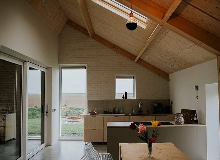 Geniessen Sie die laendliche Aussicht von der Veranda des Ferienhauses in Kraggenburg, das im gruenen Flevoland liegt.