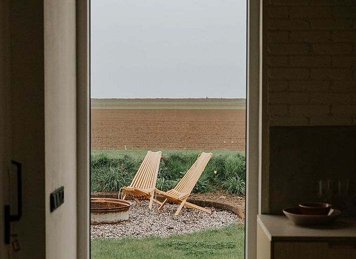 Geniessen Sie die laendliche Aussicht von der Veranda des Ferienhauses in Kraggenburg, das im gruenen Flevoland liegt.