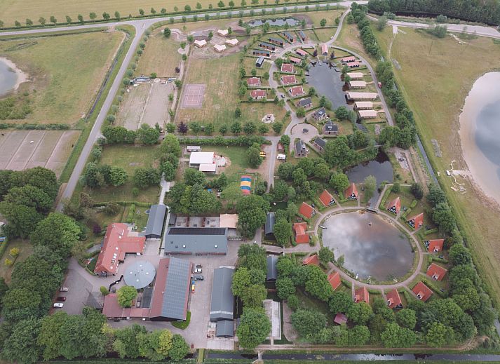 Ferienhaus Eigen Wijze in Bant, Flevoland mit schoenen Wasserspiegelungen und gruener Umgebung.