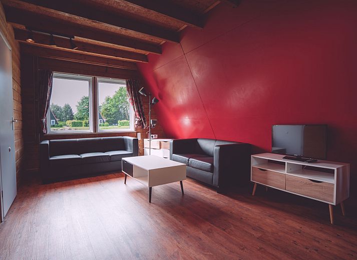 Ferienhaus Eigen Wijze in Bant, Flevoland mit schoenen Wasserspiegelungen und gruener Umgebung.