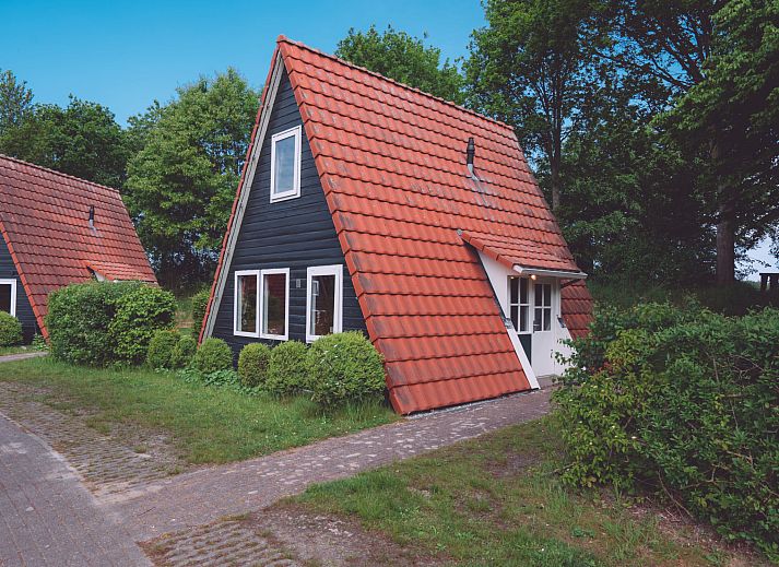 Ferienhaus Eigen Wijze in Bant, Flevoland mit schoenen Wasserspiegelungen und gruener Umgebung.