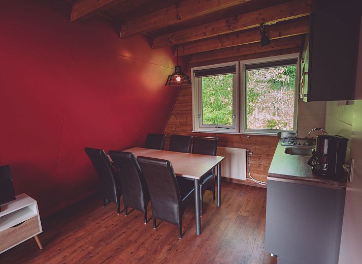 Ferienhaus Eigen Wijze in Bant, Flevoland mit schoenen Wasserspiegelungen und gruener Umgebung.