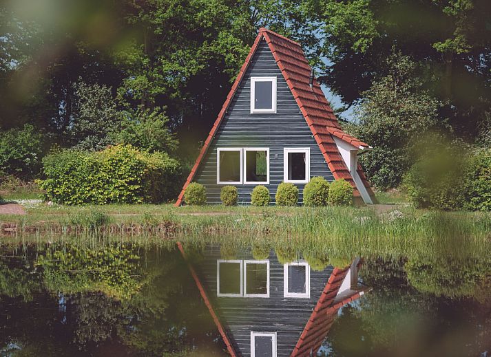 Luftaufnahme des Ferienhauses Eigen Wijze in Bant, Flevoland, umgeben von Natur und Wasser.