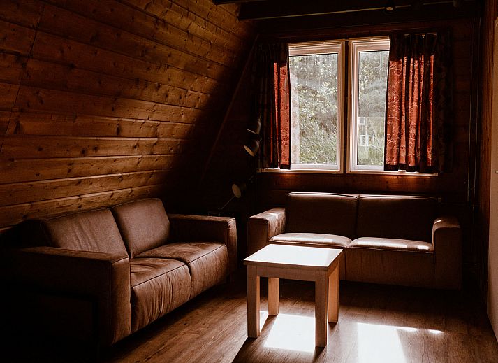 Luftaufnahme des Ferienhauses Eigen Wijze in Bant, Flevoland, umgeben von Natur und Wasser.