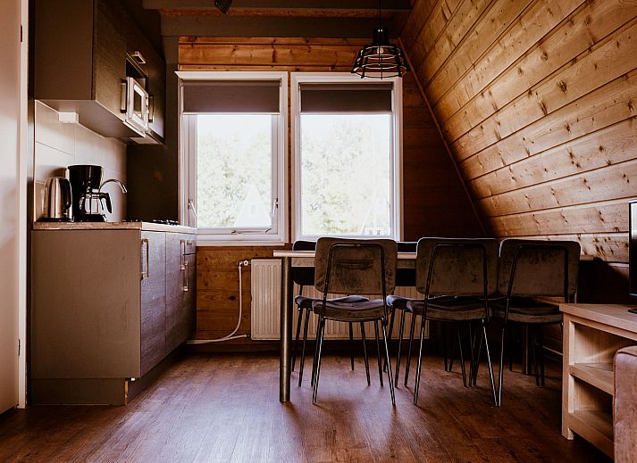 Luftaufnahme des Ferienhauses Eigen Wijze in Bant, Flevoland, umgeben von Natur und Wasser.