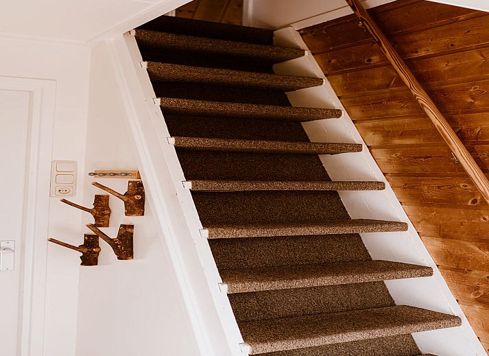 Luftaufnahme des Ferienhauses Eigen Wijze in Bant, Flevoland, umgeben von Natur und Wasser.