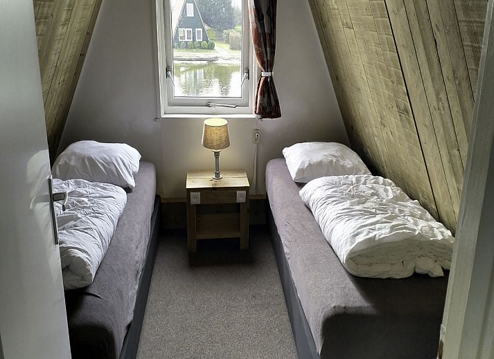 Gemuetliches Wohnzimmer im Ferienhaus Eigen Wijze, Bant, mit Blick auf die gruene Umgebung.