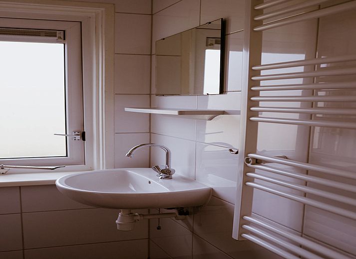 Gemuetliches Wohnzimmer im Ferienhaus Eigen Wijze, Bant, mit Blick auf die gruene Umgebung.