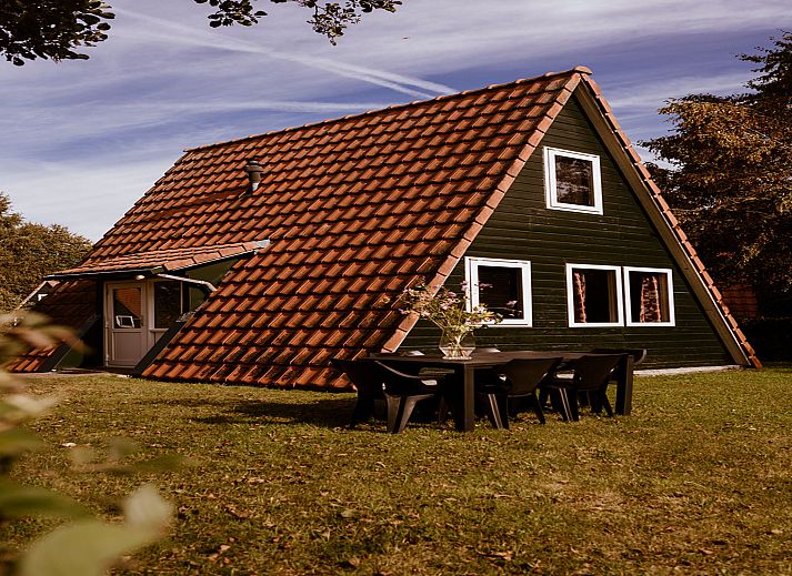 Gemuetliches Wohnzimmer im Ferienhaus Eigen Wijze, Bant, mit Blick auf die gruene Umgebung.