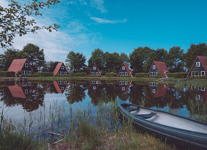 Gemuetliches Wohnzimmer im Ferienhaus Eigen Wijze, Bant, mit Blick auf die gruene Umgebung.