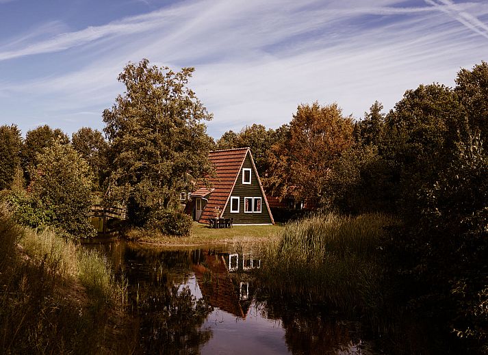 Huebsches Haeuschen im Ferienhaus Eigen Wijze in Bant, Flevoland, mit roten Dachziegeln.
