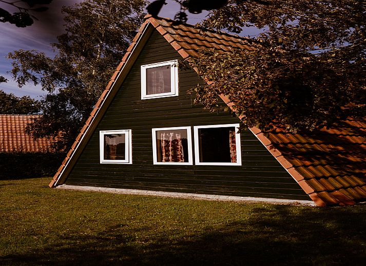 Huebsches Haeuschen im Ferienhaus Eigen Wijze in Bant, Flevoland, mit roten Dachziegeln.