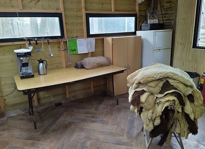 Gemuetlicher Innenbereich des Huisje in Lelystad, Ferienhaus in Ost-Flevoland, mit rustikalen Holzbetten.