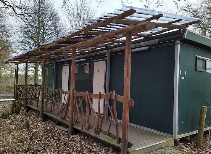 Gemuetlicher Innenbereich des Huisje in Lelystad, Ferienhaus in Ost-Flevoland, mit rustikalen Holzbetten.