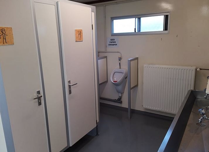 Gemuetlicher Innenbereich des Huisje in Lelystad, Ferienhaus in Ost-Flevoland, mit rustikalen Holzbetten.