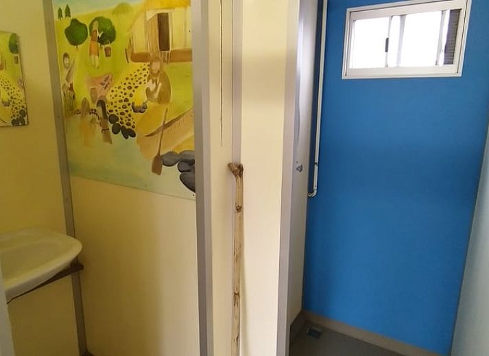 Gemuetlicher Innenbereich des Huisje in Lelystad, Ferienhaus in Ost-Flevoland, mit rustikalen Holzbetten.