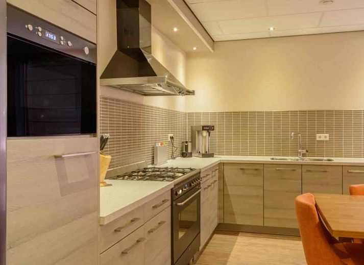 Komfortables Schlafzimmer im Ferienhaus OV150, Marknesse, mit heller Einrichtung.