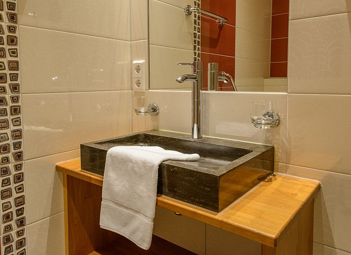 Komfortables Schlafzimmer im Ferienhaus OV150, Marknesse, mit heller Einrichtung.