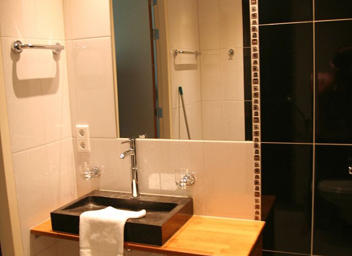 Komfortables Schlafzimmer im Ferienhaus OV150, Marknesse, mit heller Einrichtung.