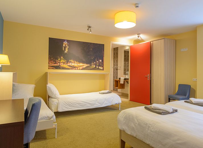 Komfortables Schlafzimmer im Ferienhaus OV150, Marknesse, mit heller Einrichtung.