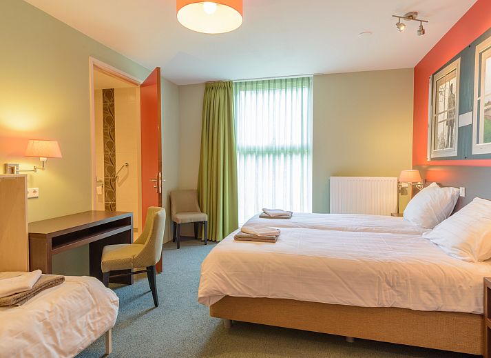 Komfortables Schlafzimmer im Ferienhaus OV150, Marknesse, mit heller Einrichtung.