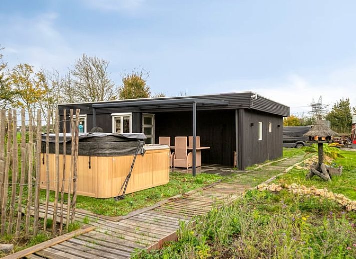 Cottage in Dronten by evening, atmospheric exterior in Eastern Flevoland, ideal for a relaxing stay in Flevoland.