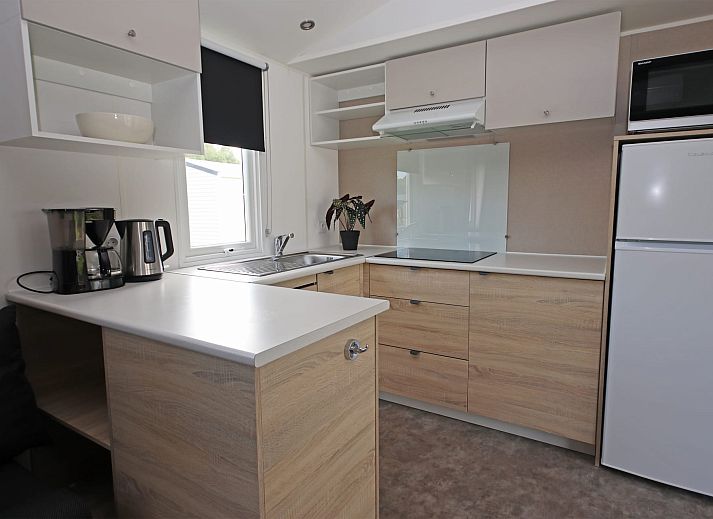 Chalet de Krooneend in Zeewolde, Zuidelijk Flevoland met ruime veranda en groene omgeving, ideaal voor een ontspannen vakantieverblijf.