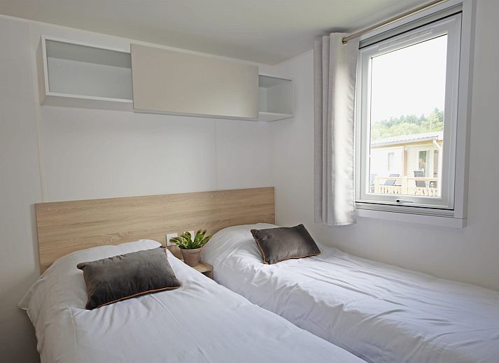 Gezellige eetruimte in Chalet de Krooneend, stacaravan in Zeewolde, Flevoland, met moderne inrichting en uitzicht op het terras.