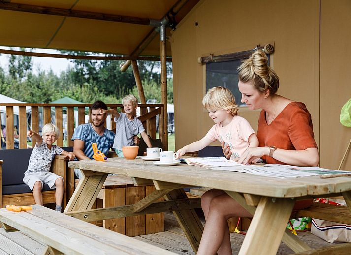 Cozy porch at Safari tent Woody in Zeewolde, ideal for families in Southern Flevoland.