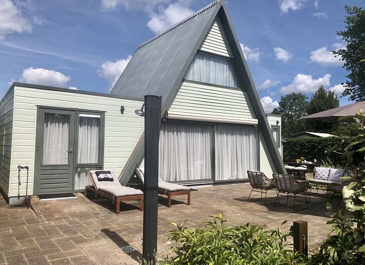 A76 vacation home in Zeewolde, Flevoland with unique triangular design and modern architecture.
