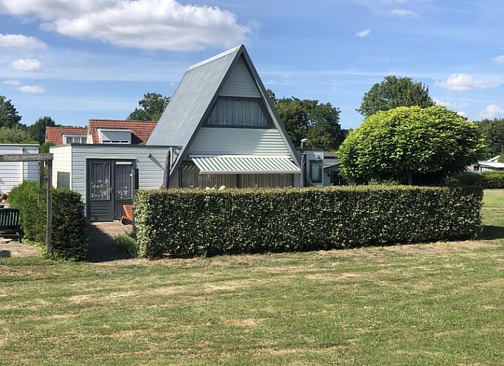 A76 vacation home in Zeewolde, Flevoland with unique triangular design and modern architecture.