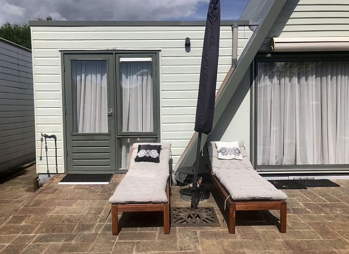 A76 vacation home in Zeewolde, Flevoland with unique triangular design and modern architecture.