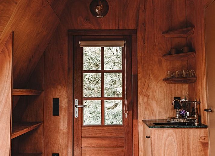Vakantiehuis in Zeewolde, Zuidelijk Flevoland gelegen in een bosrijke omgeving met houten veranda.