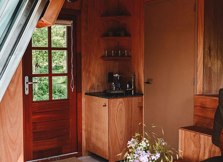 Gezellige binnenruimte van Vakantiehuis in Zeewolde, Flevoland met comfortabele zitplek en uitzicht op de natuur.