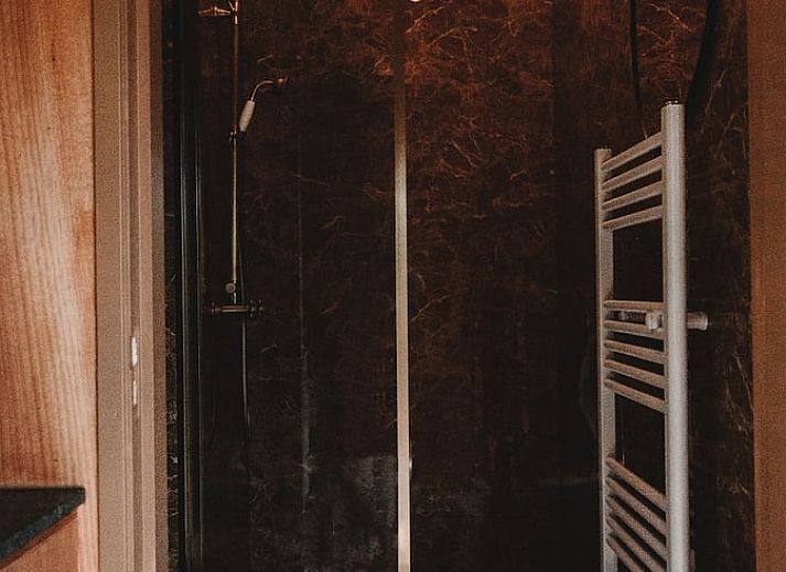 Gezellige binnenruimte van Vakantiehuis in Zeewolde, Flevoland met comfortabele zitplek en uitzicht op de natuur.