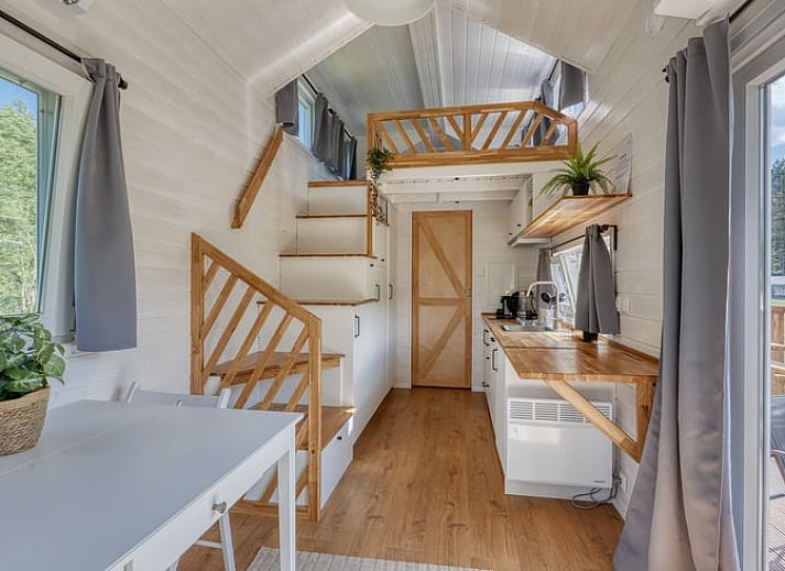 Charmantes Ferienhaus in Zeewolde, Flevoland, mit grosser Veranda und umgeben von gruener Natur. Perfekt fuer einen erholsamen Aufenthalt.