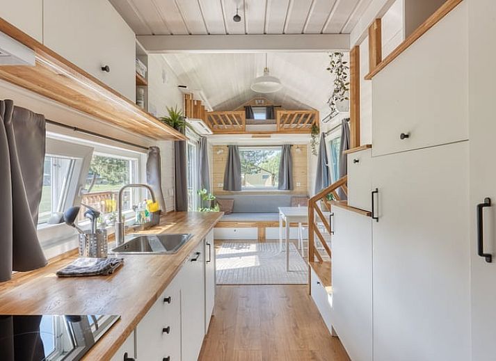 Veranda des Ferienhauses in Zeewolde mit Blick auf die gruene Umgebung, ideal fuer Entspannung in Sued-Flevoland.