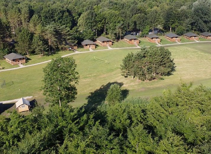Interieur des Ferienhauses in Zeewolde, Sued-Flevoland, mit Holzelementen und einem gemuetlichen Loft in einem hellen, modernen Raum.