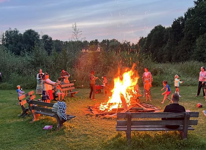 Interieur des Ferienhauses in Zeewolde, Sued-Flevoland, mit Holzelementen und einem gemuetlichen Loft in einem hellen, modernen Raum.