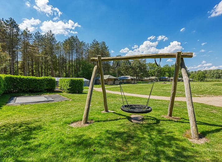 Interieur des Ferienhauses in Zeewolde, Sued-Flevoland, mit Holzelementen und einem gemuetlichen Loft in einem hellen, modernen Raum.