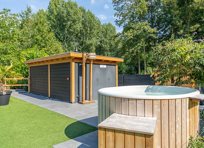 Moderne Kueche in einem Ferienhaus in Zeewolde, Sued-Flevoland. Gemuetlicher Innenraum mit Holzakzenten und viel natuerlichem Licht.