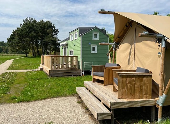 Gezellig vakantiehuisje in Zeewolde met houten terras, ideaal voor een ontspannen verblijf in Zuidelijk Flevoland.