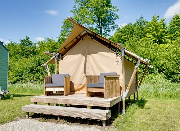 Gezellig vakantiehuisje in Zeewolde met houten terras, ideaal voor een ontspannen verblijf in Zuidelijk Flevoland.