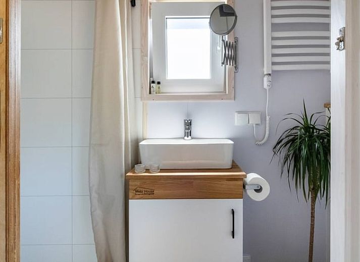 Huisje in Zeewolde naast een safaritent, perfecte glamping ervaring in het groene Flevoland.