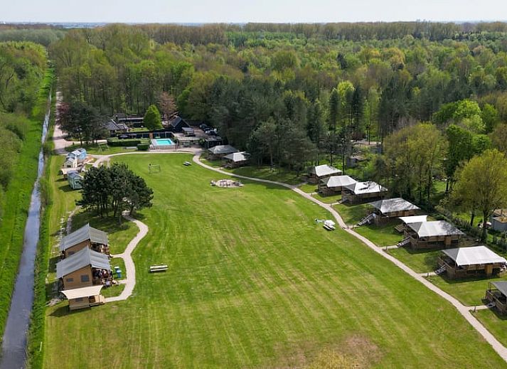 Huisje in Zeewolde naast een safaritent, perfecte glamping ervaring in het groene Flevoland.