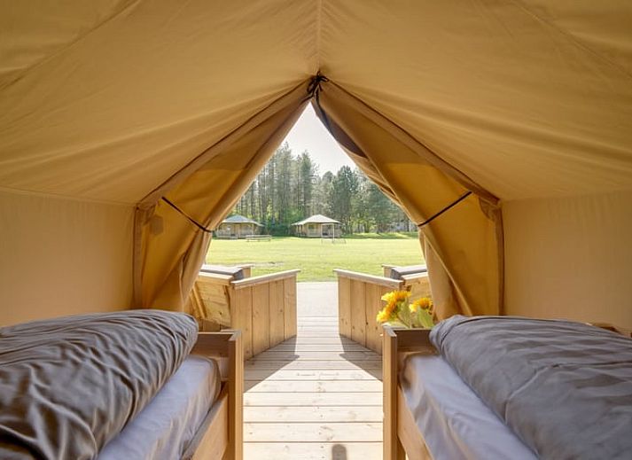 Moderne binnenruimte van Huisje in Zeewolde met houten trap en keuken, ideaal voor een comfortabel verblijf.